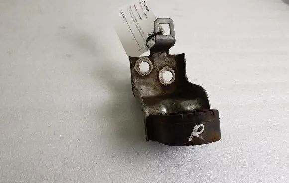 Maserati Levante Muffler mount bracket/holder 670039693