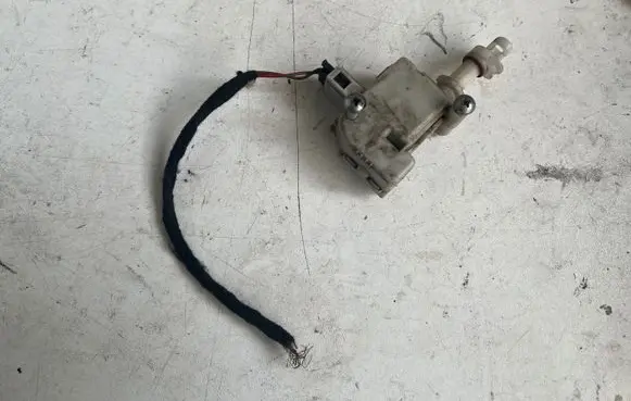 Volkswagen PASSAT B6 Central locking motor 3B0810773A 3B0959782