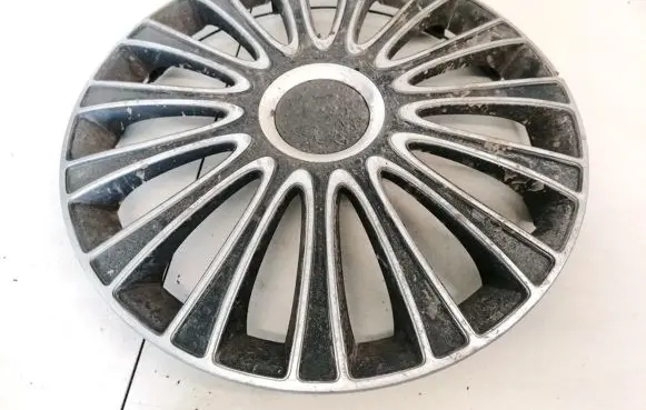 Toyota Yaris R15 wheel hub/cap/trim 