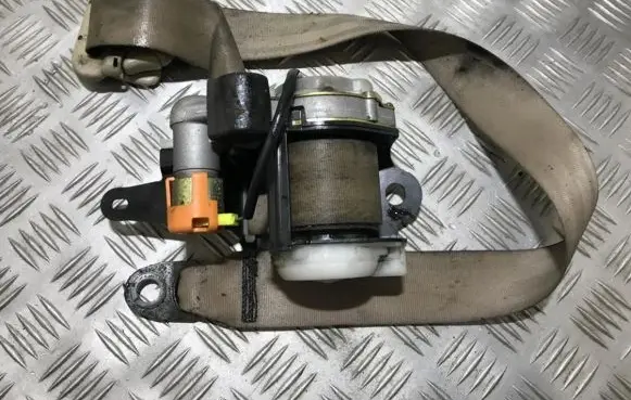Lexus IS 200-300 Front seatbelt 353352