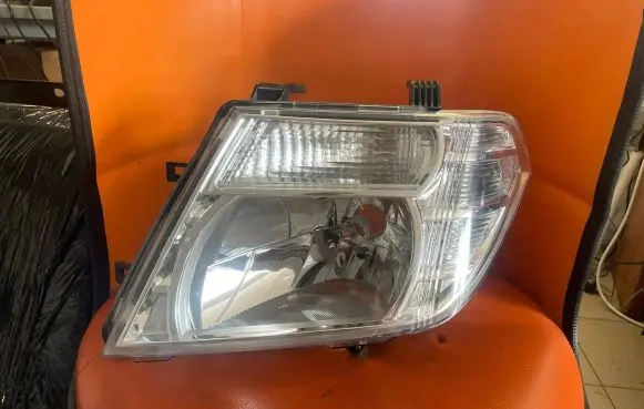 Nissan Navara Headlight/headlamp 0821511F8LM 0821511F 26010EB