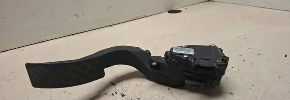 Accelerator throttle pedal
