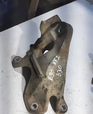 Engine mounting bracket