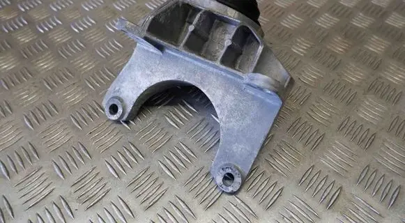 Engine mount bracket