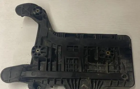 Volkswagen PASSAT B6 Battery box tray 1K0915333C