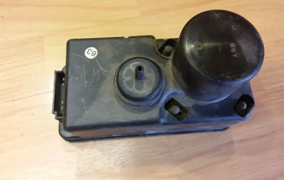 Volkswagen Golf III Central locking vacuum pump 357862257