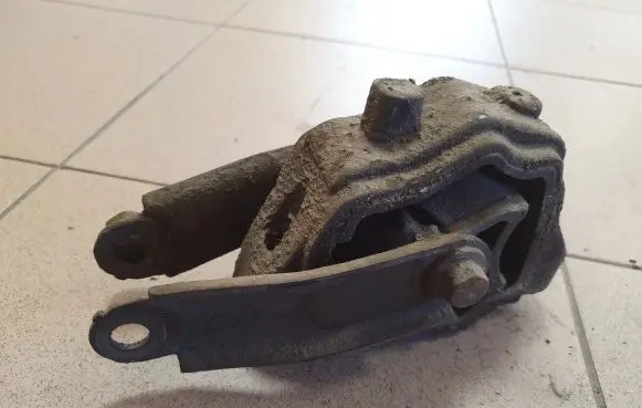Volvo V70 Engine mount bracket 30748173