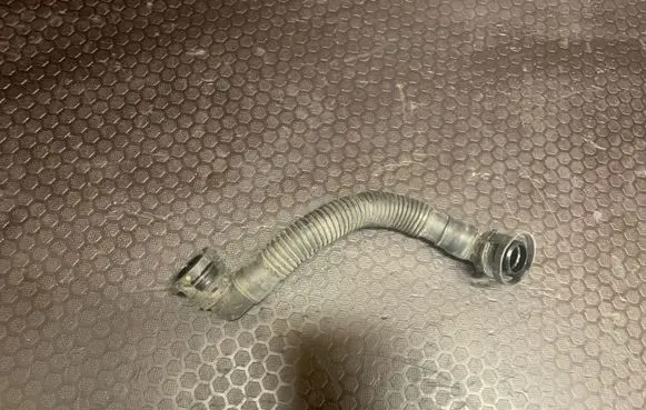 Volkswagen PASSAT B7 Breather hose/pipe 03L103493AE