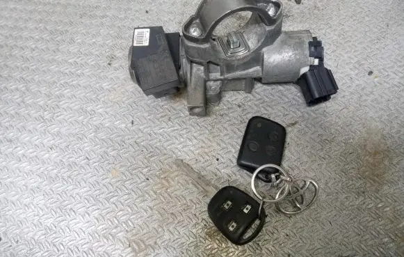 Toyota Avensis T250 Ignition lock N05015178 8978305010