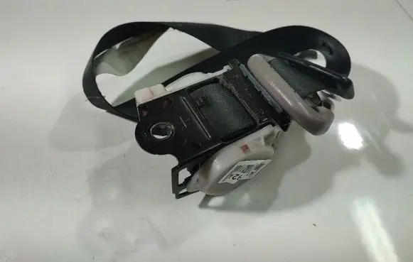 Mitsubishi Grandis Rear seatbelt 0433102