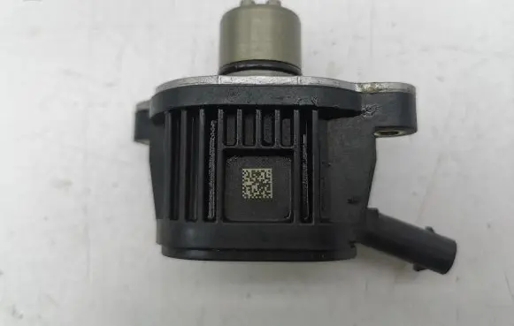 Volkswagen Golf VIII Camshaft vanos timing valve 1302200131257 04E906048A