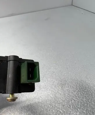 Audi A4 S4 B5 8D Fuel tank cap lock ---