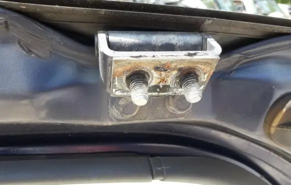 Mitsubishi Carisma Tailgate/trunk/boot hinge
