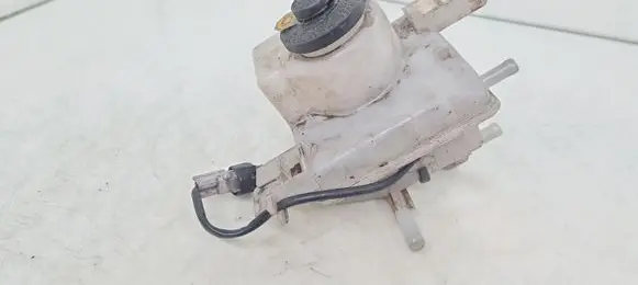 Toyota Prius+ (ZVW40) Brake fluid reservoir 