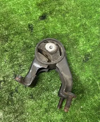 Toyota Avensis T250 Engine mount bracket