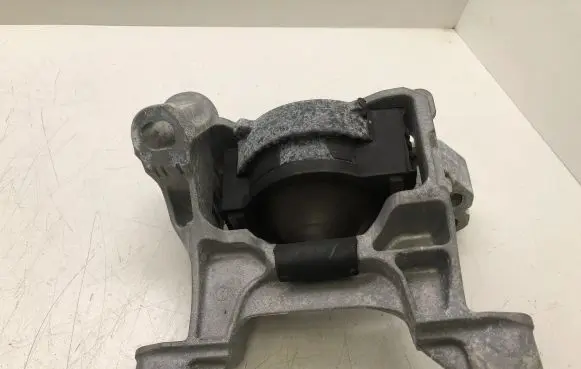Mazda 3 III Engine mount bracket