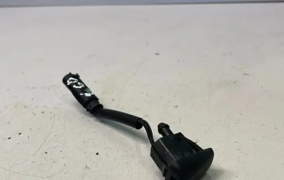 Windshield washer spray nozzle