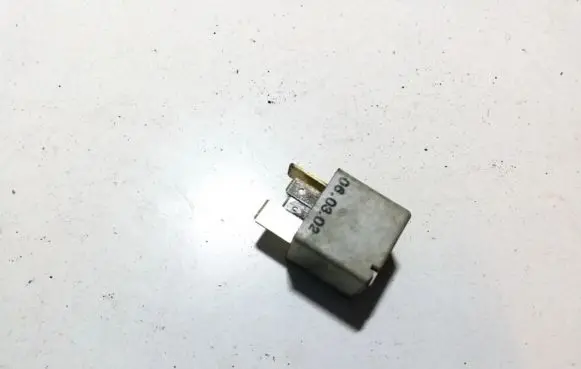 Volkswagen PASSAT B5.5 Other relay 8d0951253 370