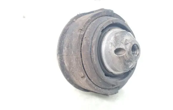 Volvo XC70 Engine mount bracket