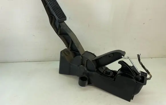 Mercedes-Benz B W245 Accelerator throttle pedal A1693000504 000283 200705