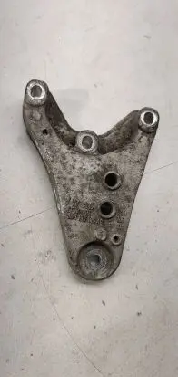 Volkswagen Polo IV 9N3 Engine mounting bracket 6q0199185ab