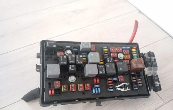 Opel Insignia A Fuse module 13345498