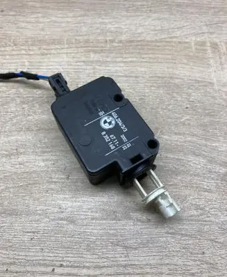 BMW 5 E39 Fuel tank cap lock motor 8352168 40620433