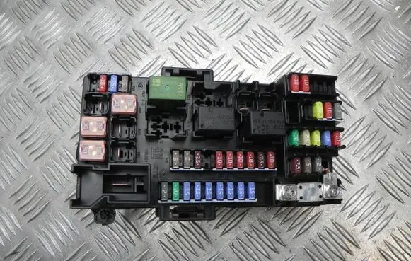 Opel Mokka X Fuse box set 121092611 G3923