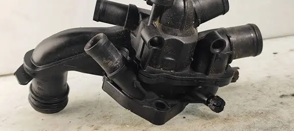 Peugeot 308 Thermostat housing 9610916880 00521806D