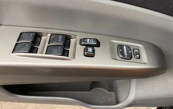 Toyota Prius (NHW20) Quarter vent window switch