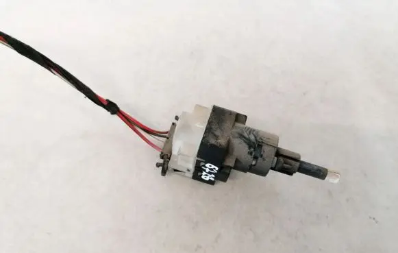Volkswagen Touran I Brake pedal sensor switch 24761