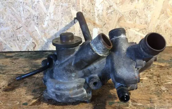 Mercedes-Benz E W124 Water pump 1264600379