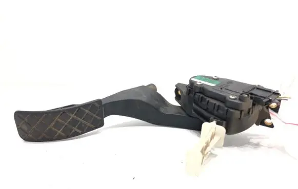 Accelerator throttle pedal