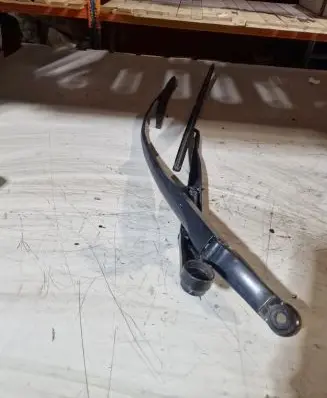 Toyota Prius+ (ZVW40) Front wiper blade arm