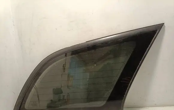 Toyota Avensis T250 Rear side window As3