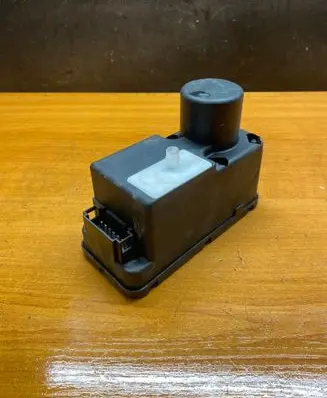 Volkswagen PASSAT B5 Central locking vacuum pump 1H0962257E