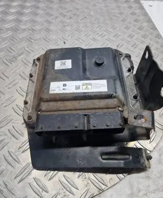Opel Zafira B Engine control unit/module 55572800 275820467301