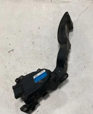 Accelerator throttle pedal