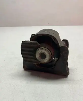 Toyota RAV 4 (XA40) Engine mount bracket