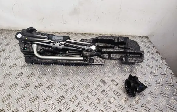 Volkswagen Atlas Tool set 3QF011031A