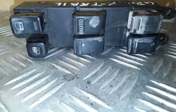 Nissan X-Trail T30 Electric window control switch DEV37407