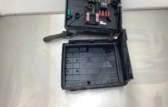 Volkswagen Touran II Fuse box set 017181281 01718130