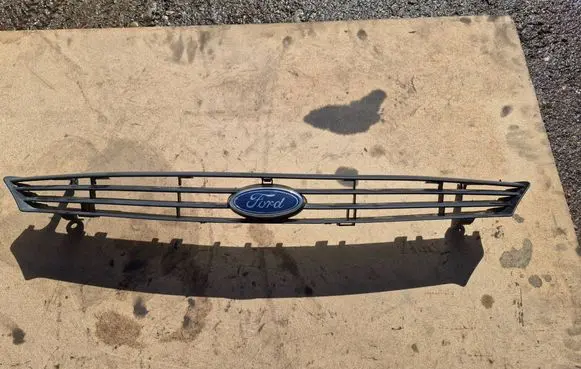 Ford Focus Front grill 1744364