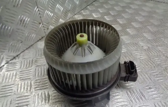 Toyota Auris 150 Front door blower motor AV272700-5151