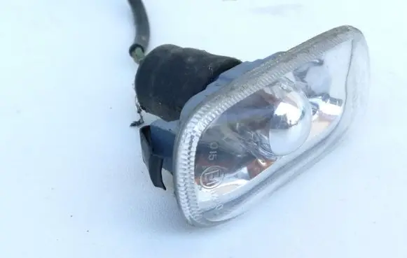 Front fender indicator light
