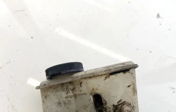 Mazda 626 Brake fluid reservoir 