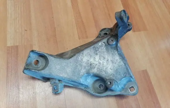 BMW 1 E81 E87 Engine mounting bracket 6760309 22116760309 24168110
