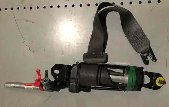 Volvo V70 Front seatbelt 30662993