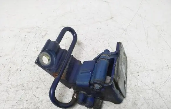 Volkswagen Touareg I Front door lower hinge 7L0831411