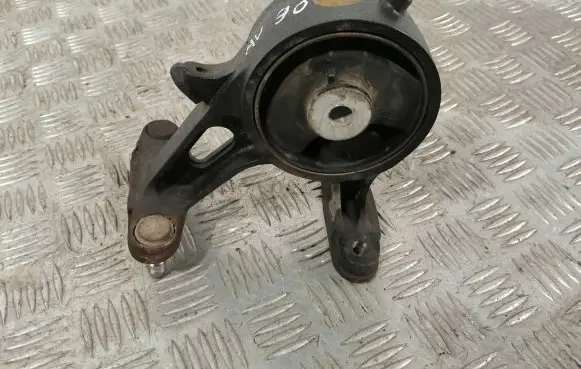 Toyota Avensis T270 Engine mount bracket 123710R050